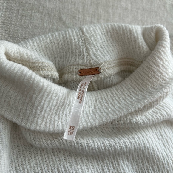 Size Small Free people long sleeve white lightweight turtleneck sweater - Picture 2 of 2